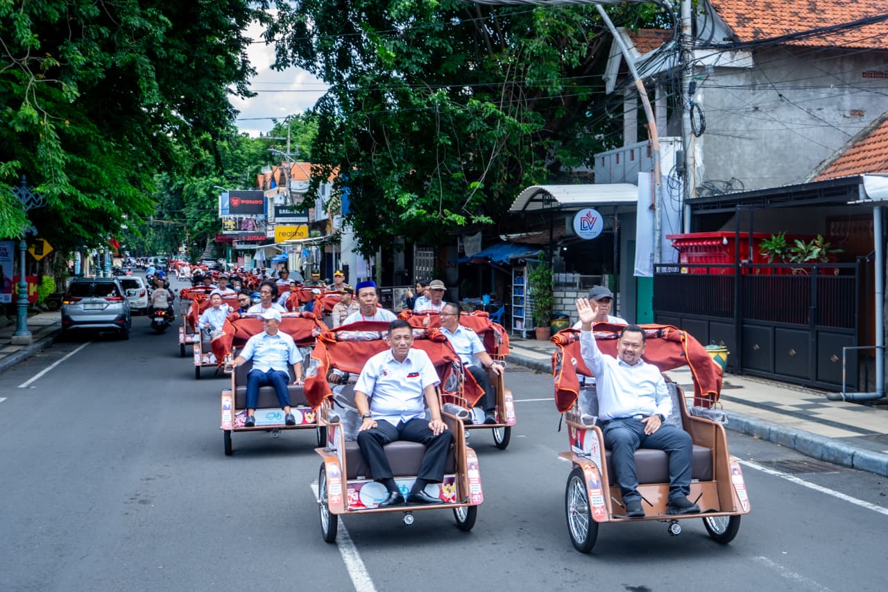 Bupati Gresik Serahkan Bantuan 200 Becak Listrik untuk pembecak Lansia